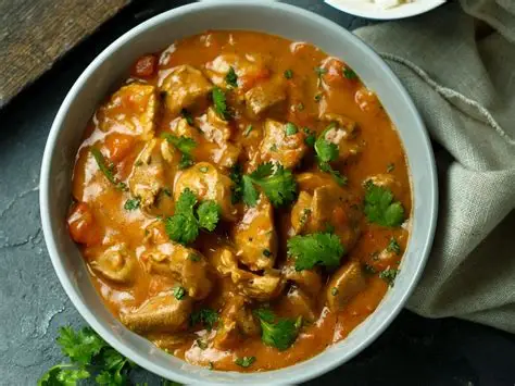 Poulet colombo avec des produits du terroir